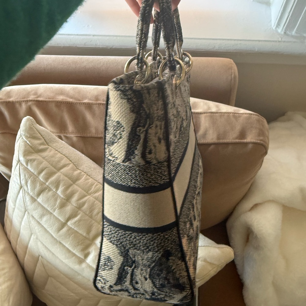 Christian Dior D-Lite Tote Bag – Medium
Blue Toile de Jouy Embroidered Canvas - Picture 10 of 10